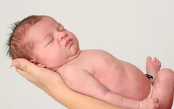 新生儿首次喂奶需要注意什么？新生儿的护理措施有哪些？