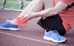 痛风引起膝关节积水怎么办？痛风积水的原因是什么