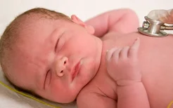 新生儿五大感官是如何发育的,宝宝五大感官是怎么发育的