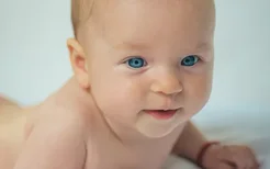 新生儿漾奶与新生儿呕吐有什么不同？宝宝漾奶与宝宝呕吐有什么不同
